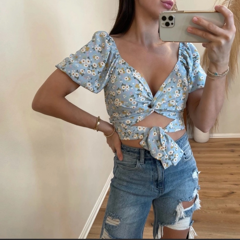 | floral twist cap sleeve crop top • size medium | - Picture 2 of 7